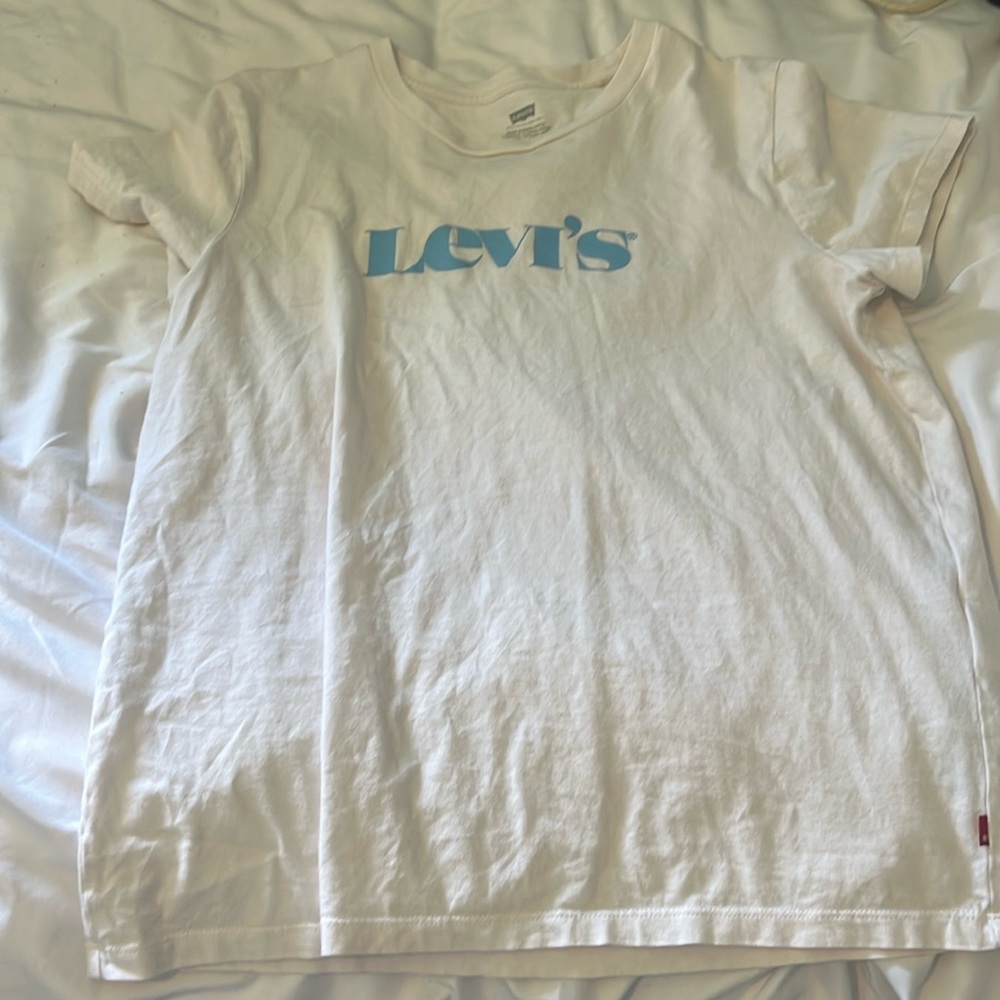 White levi’s tee